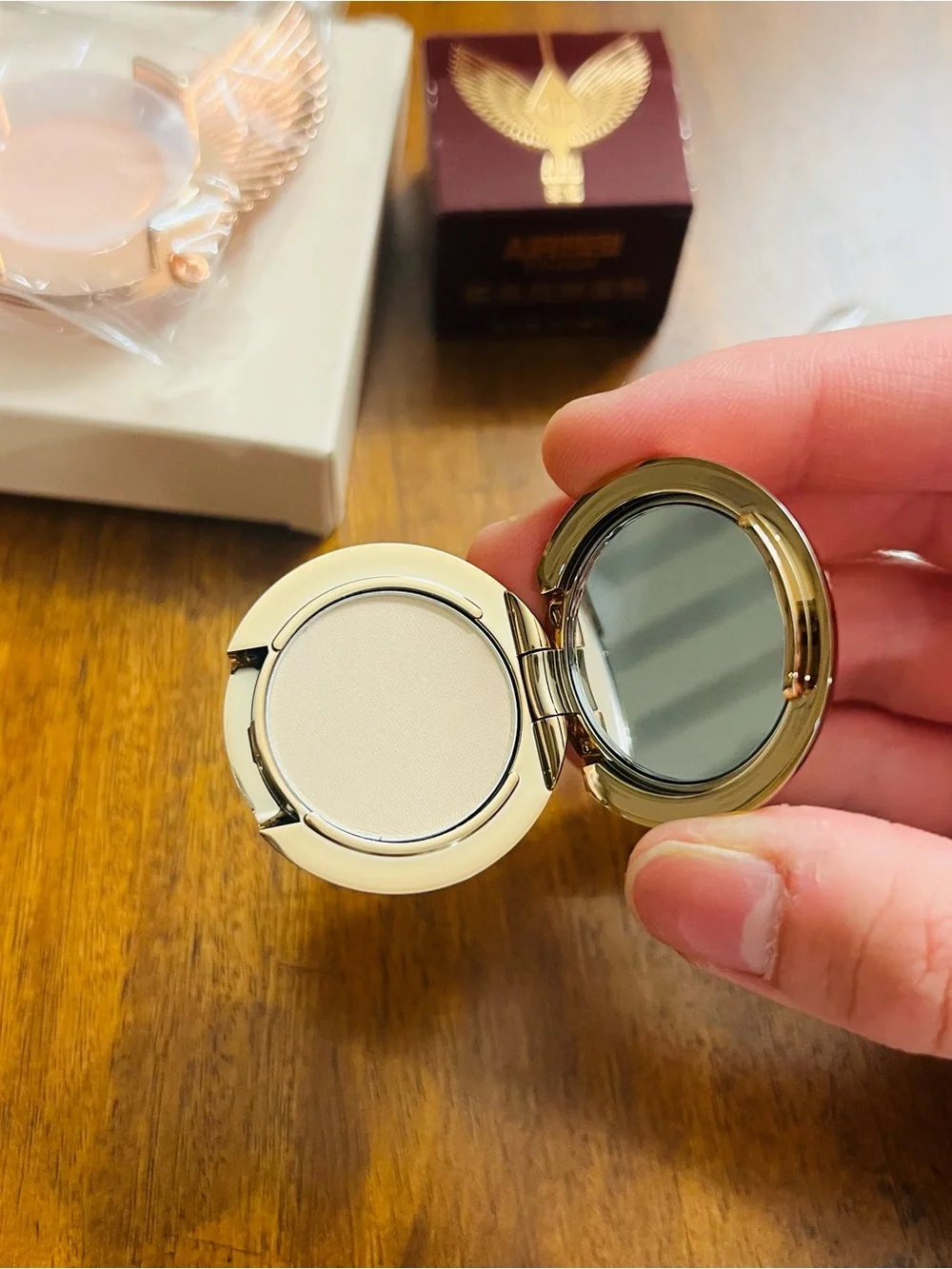Charlotte Tilbury phone grip w/ Airbrush Flawless Finishing Powder Number 1